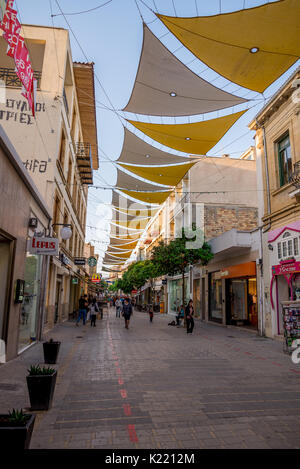 Ledras ombreggiata strada pedonale con i negozi di Nicosia city centre, Cipro Foto Stock