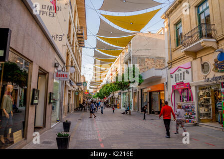 Ledras ombreggiata strada pedonale con i negozi di Nicosia city centre, Cipro Foto Stock