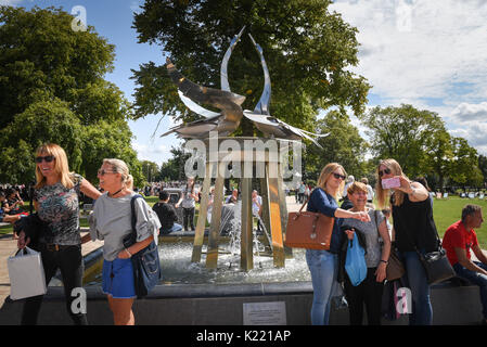 Stratford-Upon-Avon, Warwickshire, Regno Unito. 20 agosto 2017. I visitatori a Stratford-Upon-Avon sfruttare il caldo clima soleggiato. Nella foto: Ospite Foto Stock