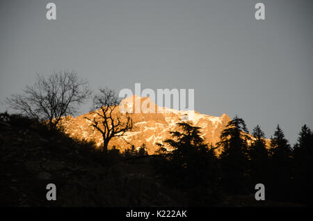 Gli ultimi raggi di sole su una montagna. Foto Stock