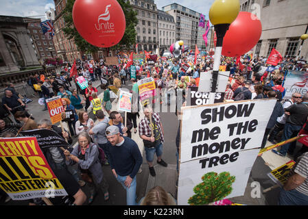 Londra, Regno Unito. Il 1 luglio 2017. Nella foto: i manifestanti si riuniranno presso la BBC Portland Place prima dell' inizio del mese di marzo. / Diverse migliaia di manifestanti a prendere il Foto Stock