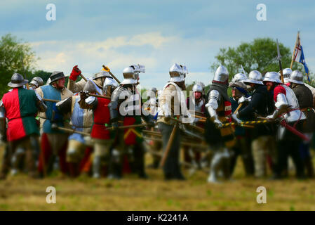 Tewkesbury, nel Gloucestershire, UK. 8 luglio 2017. Nella foto: Lancastrians Yorkists e impegnarsi in battaglia. / Migliaia di re-enactors, animatori, commercio Foto Stock