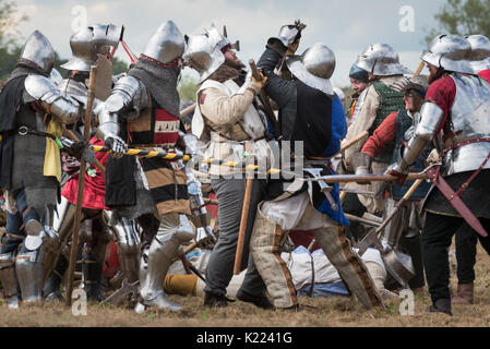 Tewkesbury, nel Gloucestershire, UK. 8 luglio 2017. Nella foto: Lancastrians Yorkists e impegnarsi in battaglia. / Migliaia di re-enactors, animatori, commercio Foto Stock