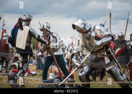 Tewkesbury, nel Gloucestershire, UK. 8 luglio 2017. Nella foto: Lancastrians Yorkists e impegnarsi in battaglia. / Migliaia di re-enactors, animatori, commercio Foto Stock