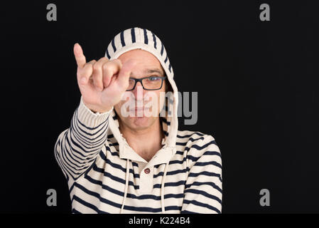 Attraente sincera unione di mezza età maschio in felpa con cappuccio wi Foto Stock