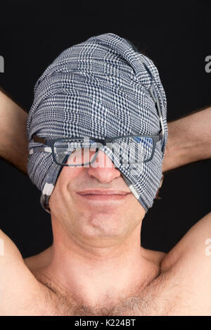 Ritratto di uno strano uomo europeo, utilizzando uno scialle per coprire l'hea Foto Stock