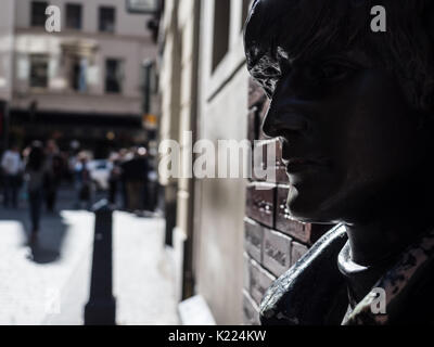 Close up di John Lennon dei Beatles statua, Mathew Street, Liverpool, in Inghilterra, Regno Unito Foto Stock