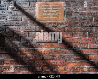 La parete della caverna di fama con placca, Mathew Street, Liverpool, in Inghilterra, Regno Unito Foto Stock