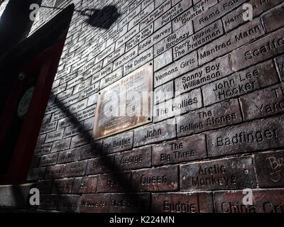 La parete della caverna di fama con placca, Mathew Street, Liverpool, in Inghilterra, Regno Unito Foto Stock