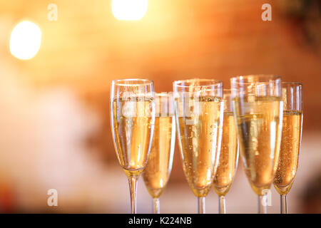 Bicchieri di champagne su fondo oro. Parte e celebrazione vacanze concept Foto Stock