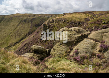 E aspro paesaggio su Kinder Scout in estate. Edale, Peak District, Derbyshire, in Inghilterra. Foto Stock