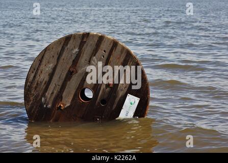 Cavo di legno aspo in ocean Foto Stock