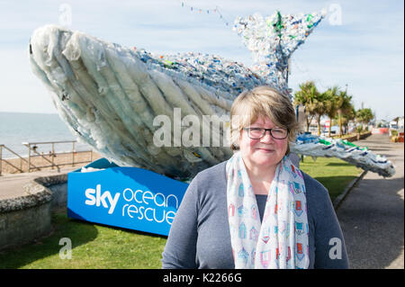 Solo uso editoriale Suffolk Coastal MP e parlamentare sotto il Segretario di Stato per l'ambiente, il Ministro Teresa Coffey unisce cielo Ocean Rescue a svelare a dieci metri di lunghezza della balena a Felixstowe Beach, Suffolk, il quale è interamente realizzato in plastica riciclata recuperata dall'oceano, spiaggia pulisce i locali e gli impianti di riciclaggio per aumentare la consapevolezza del problema della salute dell'oceano. Foto Stock