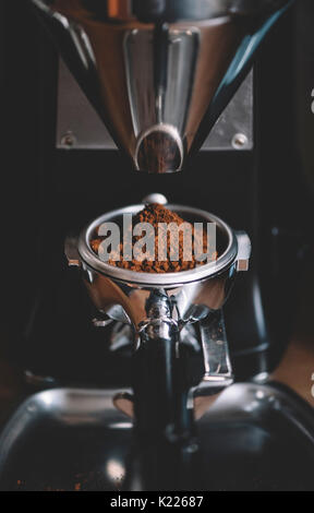Caffè macinato fresco in portafilter Foto Stock