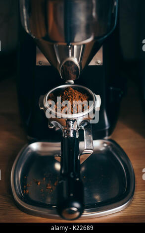 Caffè macinato fresco in portafilter Foto Stock