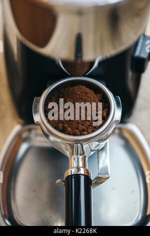 Caffè macinato fresco in portafilter Foto Stock
