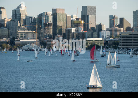 Duck Dodge gara di barche a vela sul Lago Union, Seattle, Washington, Stati Uniti Foto Stock