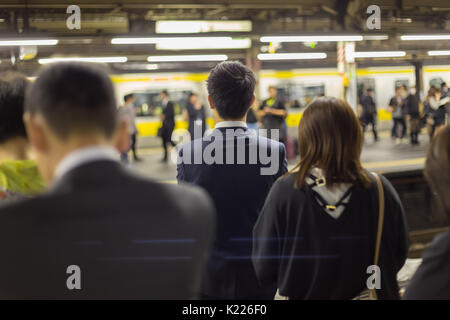 I passeggeri in viaggio da Tokyo metropolitana. Foto Stock