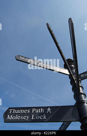 Cartello in East Molesey Surrey, Inghilterra, dando indicazioni per il Thames Path e molesey lock Foto Stock