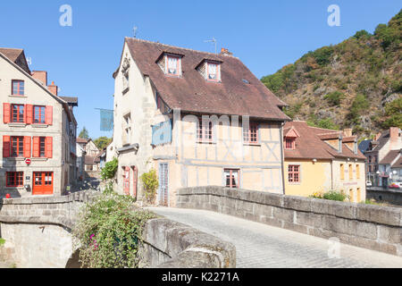 Aubusson, Creuse, Nouvelle Aquitaine, Francia la medievale Pont de la Terrade oltre il Fiume Creuse che conduce al vecchio tessitori quartieri che alloggiato th Foto Stock