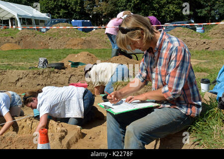 2017 Aylsham progetto romano - Britannia Archeologia di Martin Brook aggiunge dettagli al piano di unearthed fornace romana, mentre i partecipanti continuano a scavare Foto Stock