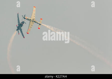 RADOM, Polonia - 26 agosto: Orlik (Polonia) aerobatic team display a Air Show Radom 2017 evento su agosto 26, 2017 di Radom, Polonia Foto Stock
