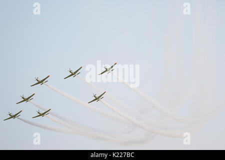 RADOM, Polonia - 26 agosto: Orlik (Polonia) aerobatic team display a Air Show Radom 2017 evento su agosto 26, 2017 di Radom, Polonia Foto Stock