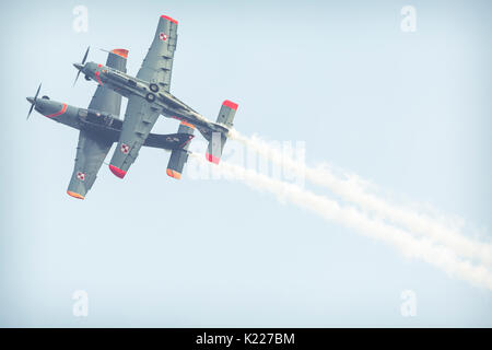 RADOM, Polonia - 26 agosto: Orlik (Polonia) aerobatic team display a Air Show Radom 2017 evento su agosto 26, 2017 di Radom, Polonia Foto Stock