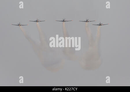 RADOM, Polonia - 26 agosto: Orlik (Polonia) aerobatic team display a Air Show Radom 2017 evento su agosto 26, 2017 di Radom, Polonia Foto Stock