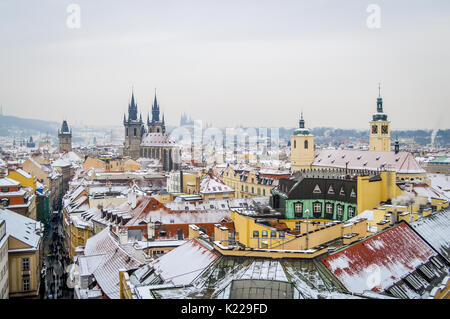 L'inverno vista di Praga dalla cima della torre della polvere Foto Stock