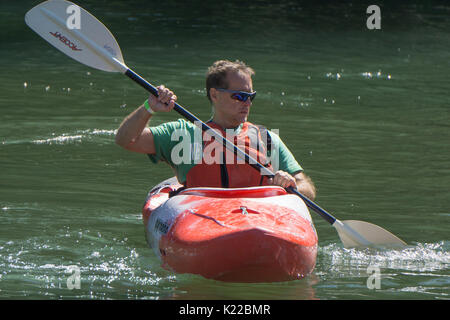 Il kayak Bowness Park Calgary AB Foto Stock