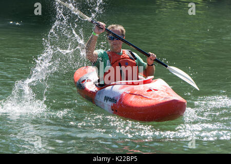 Il kayak Bowness Park Calgary AB Foto Stock