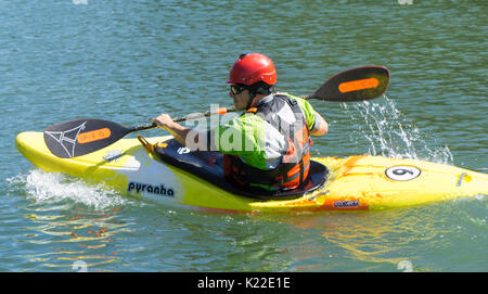 Il kayak Bowness Park Calgary AB Foto Stock