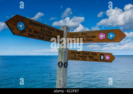 Indicazioni sulla Costa North Norfolk il percorso a Overstrand, vicino a Cromer, Norfolk, Regno Unito Foto Stock