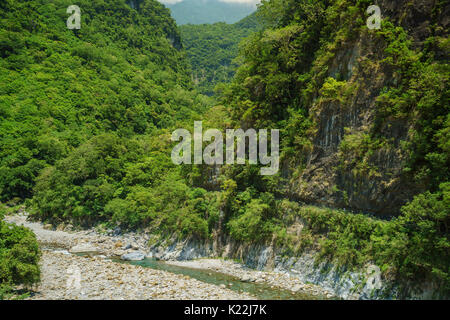 Il sentiero Sakadang utilizzato per essere chiamato "Mistero Valle" dal giapponese. Esso è situato nel Parco Nazionale di Taroko, Hualien, Taiwan Foto Stock
