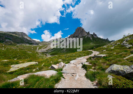 Gaver,Parco Adamello,Lombardia,Italia il monte chiamato Corna Bianca in primo piano il percorso che conduce al rifugio Tita Secchi e il lago di Vacca Foto Stock