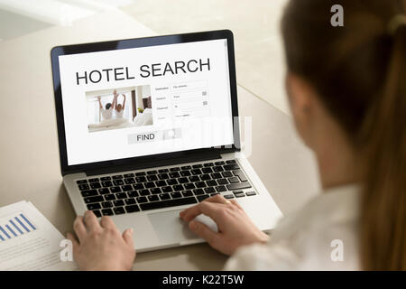 Donna scelta di hotel online utilizzando la prenotazione dei viaggi domanda se Foto Stock