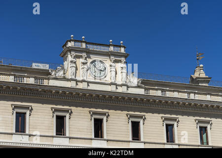 Antico orologio sulla facciata di un vecchio edificio in stile classico in italia a Roma. decorazione con eleganti dettagli architettonici Foto Stock