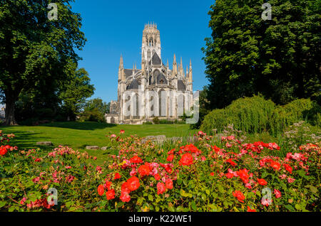 Ruoen,Normandia,Francia un parco di Ruoen, sullo sfondo di una chiesa nella città Foto Stock