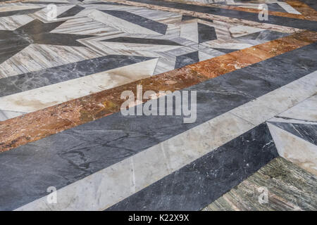 Bella dettaglio dal pavimento in marmo di santa Maria degli Angeli e dei martiri di Roma, giugno 2017, Roma, Italia Foto Stock