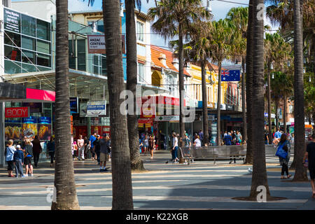 Il Corso è s strada pedonale dello shopping che collega il porto dei traghetti a Manly Beach. Le spiagge del nord di Sydney, Australia. Foto Stock