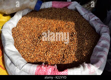 Sacco pieno di rosso le lenticchie diviso nel mercato di Colombo Sri Lanka Foto Stock