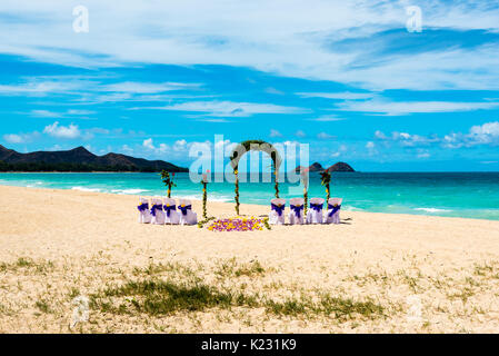 Cerimonia di nozze setup su una spiaggia alle Hawaii Foto Stock