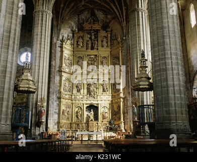 Spagna. Briones. Chiesa Parrocchiale di Santa Maria de la Asunción. Navata centrale Isabelline in stile gotico con la pala d altare principale, secolo XVII, da Hernando de Murillas. La Rioja. Foto Stock