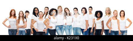 Gruppo di felice diverse donne in bianco t-shirts Foto Stock