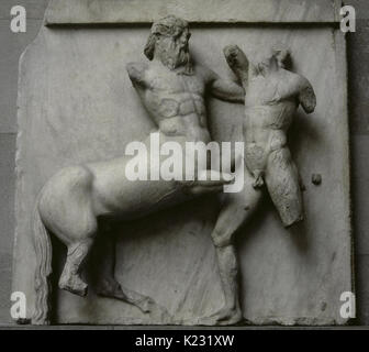 Fidia (480-430 a.C.). Metopa. Parthenon marmo raffigurante una parte della battaglia tra Centauri e la Lapiths (Centauromachy). V secolo A.C. Dall' Acropoli di Atene. British Museum. Londra. Regno Unito. Foto Stock