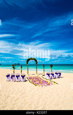 Cerimonia di nozze setup su una spiaggia alle Hawaii Foto Stock