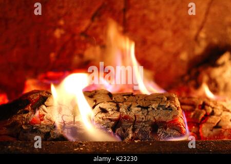 Camino burning straziante grattano il fuoco nella casa di calore Foto Stock
