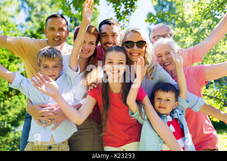 Happy Family Portrait nel giardino estivo Foto Stock