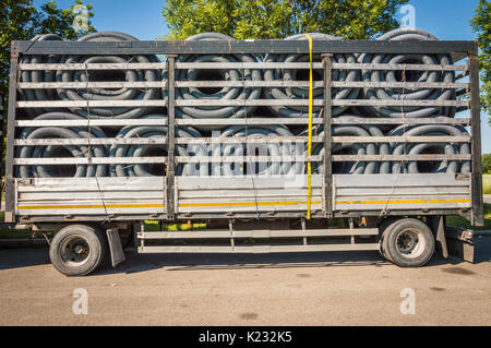 Consegna industriale elettrica con tubi in plastica cargo Foto Stock